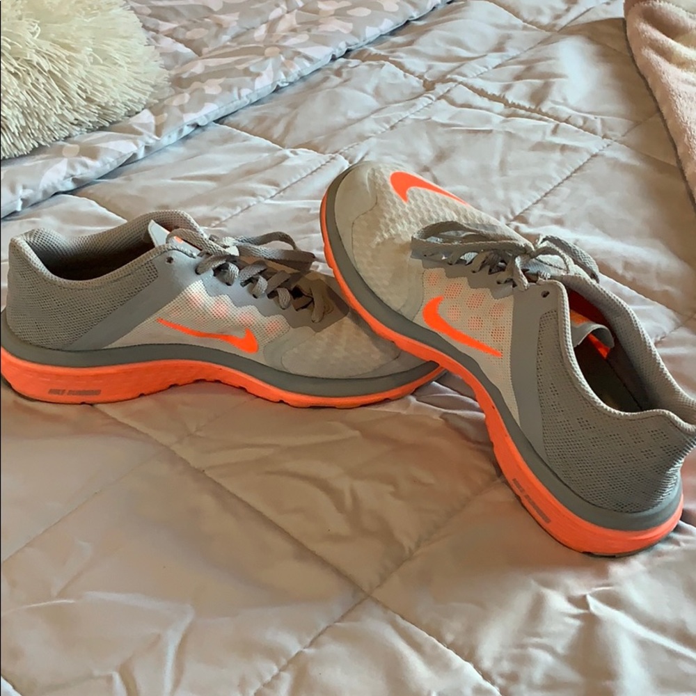 Women’s Nike tennis shoes